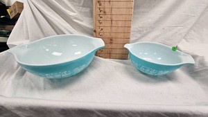 PYREX- 2 Bowl Amish Butterprint