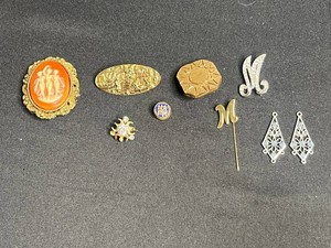 Costume Jewelry - Vintage Brooches, Pins & Earrings Mixed Lot