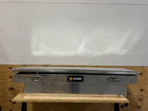 Northern Tool  Equipment Crossover Truck Toolbox with Removable Tray, 69in. x 20in. x 13in., Aluminum, Diamond Plate, Pull Handle Latches