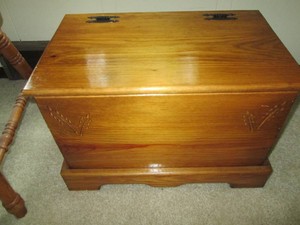 Solid wood toy box trunk with hinged lid approx 21x13x14in