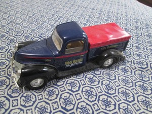 Ertl die cast replica Bank limited 5th Edition 1940 Ford pick up truck with Big Bear advertisement
