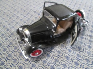Road Legends die cast replica 1932 Ford 3-window coupe 118scale