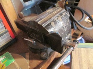 Heavy duty metal bench vice