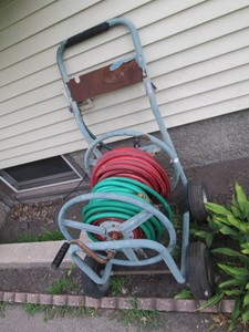Metal hose reel cart with unknown length garden hoses