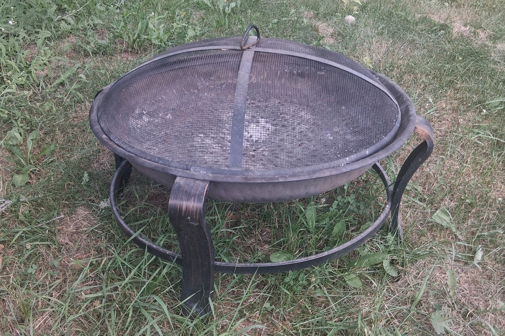 Outdoor fire pit with lid
