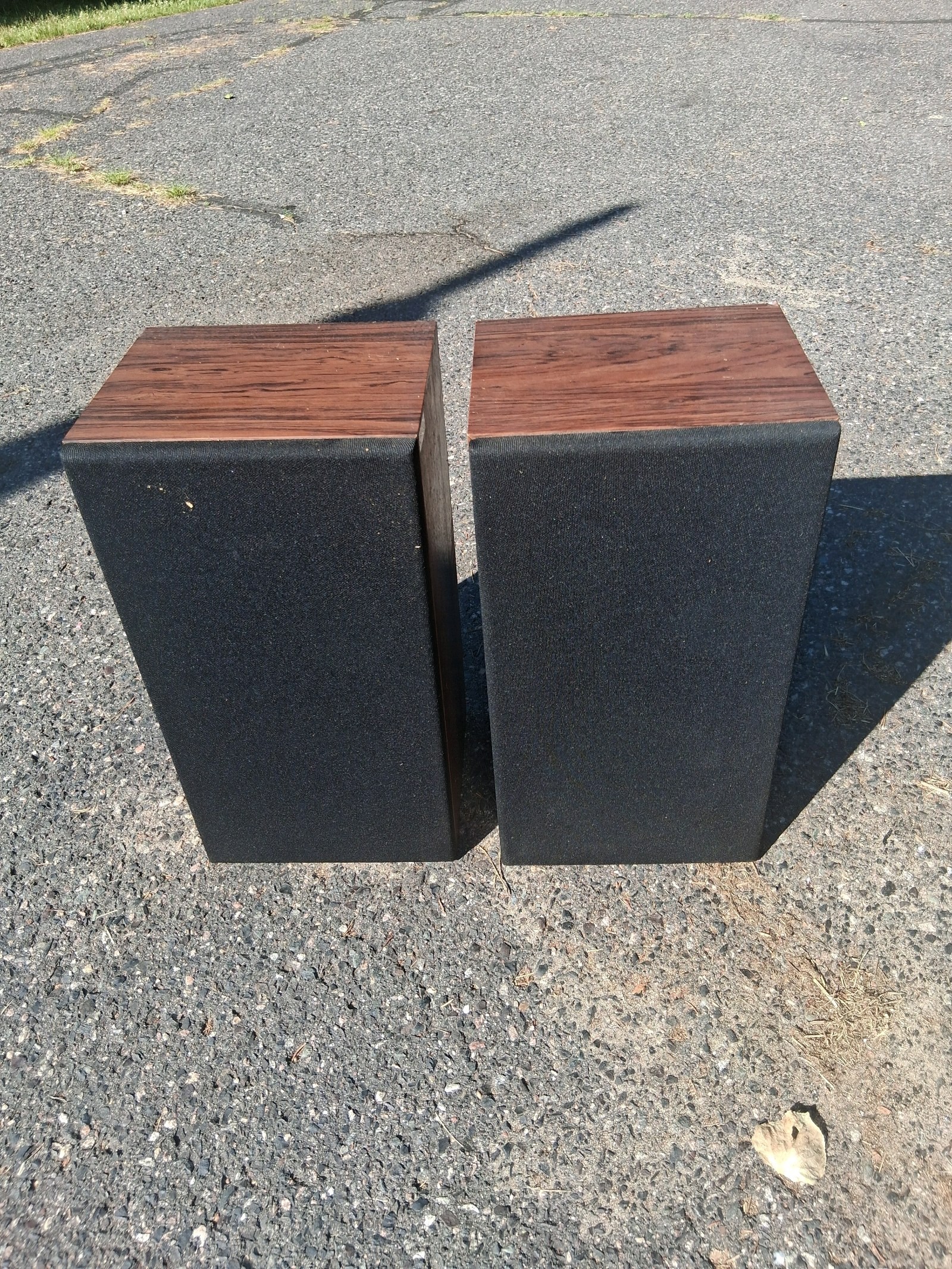 PAIR OF WOOD GRAIN STEREO SPEAKERS