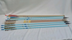 ANTIQUE WOODEN ARROWS WITH BROADHEADS