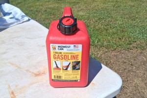 BRAND NEW 1 GALLON GAS CAN