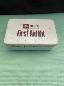 VINTAGE METAL FIRSTAID KIT