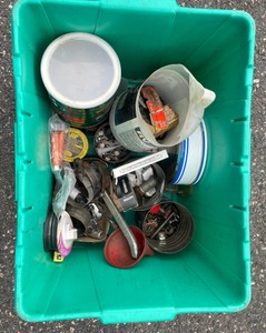ASSORTMENT OF HOUSEHOLD AND GARAGE ITEMS IN GREEN CONTAINER