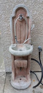 Y - Outdoor Cement Water Fountain with Hose