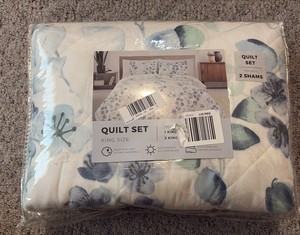 King Sized Floral Blue and White Quilt Set 3-Piece Set 1 Quilt and 2 Shams new in package