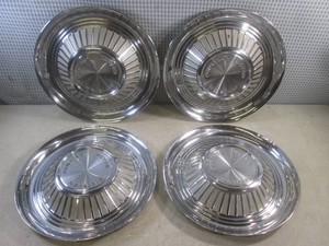 (D-3) Set of 4 Vintage Pontiac Motor Division 14 Hubcaps