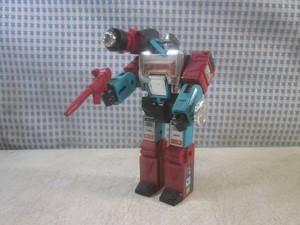 (CNTR) Vintage Generation 1 (G1) Autobot Perceptor Action Figure 1984