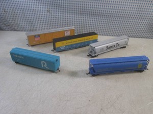 (BSB) 5 Assorted Train Track Cars