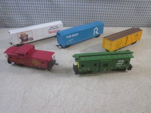 (BSB) 5 Assorted Train Track Cars
