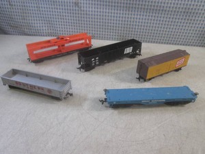 (BSB) 5 Assorted Train Track Cars