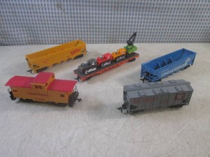 (BSB) 5 Assorted Train Track Cars