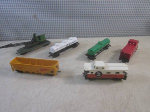 (BSB) 6 Assorted Train Track Cars