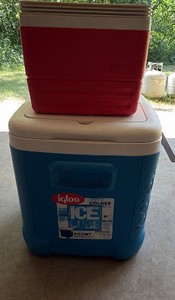 igloo cooler 48 quart and small igloo cooler