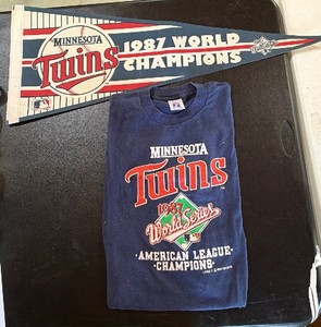 Minnesota Twins 1987 world champions flag and T-shirt size large