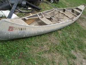 1977 aluminum 17ft Roman standard weight canoe with wood oar paddles