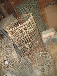 Misc rolls of unknown length metal wire garden fencing