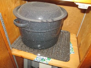 Large enamelware stockpot with lid and broiler pan