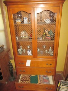 Vintage Thomasville 1pc wood China Hutch Cabinet with wire mesh style door fronts, 3-drawers and beveled edges and antique brass style hardware approx 37.5x16.5x70.5in with Variety of place mats and table linens