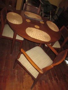 Vintage 5pc wood 48in table and padded seat wicker back chair set with (3) expansion leafs and place settings shown 2 chairs standard style, 2 chairs captain style)