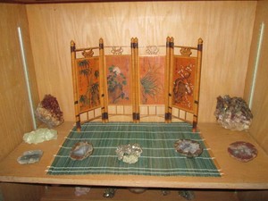 Miniature Japanese themed 4-panel room divider, geodes and other rock decor