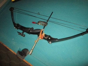 Hoyt 65-80lb compound hunting bow (set up for right handed archer)