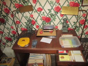 Vintage wood 3-drawer desk, (2) freestanding banker style floor lamps, statuesque book end and other content