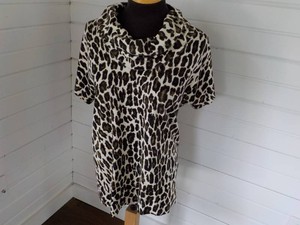 Claus Like New size Large Short Sleeve Top