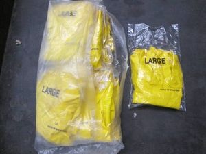 12 Pairs of L heavy duty gloves