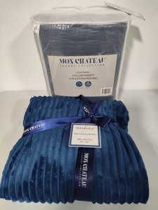 Mon Chateau Luxury Plush Throw Blanket & Pillows New in Bag