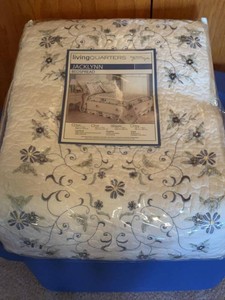 LivingQuarters Jacklynn Queen Bedspread Floral Quilted New Old Stock