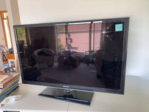 Samsung Flat Screen LCD Television With Glass Stand No Remote