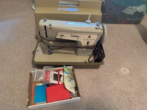 Vintage Singer Fashion Mate Zig Zag Sewing Machine w Case & Pedal