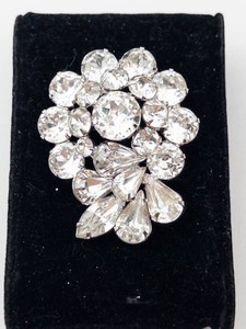 Vintage Weiss Rhinestone Floral Brooch Pin