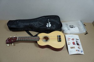 Everyjoys 21 Soprano Ukulele Beginner Pack