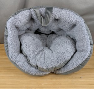 Round Grey Ultra-Plush Small Calming Pet Bed $35.99 Retail - Brand New