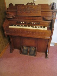 Antique Wood Estey Organ Co Brattleboro, MT USA Organ with carved detail throughout