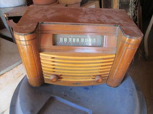 Antique Air King Wood framed countertop wood dial radio