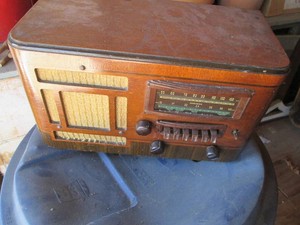 Antique wood framed desktop shortwave broadcast radio and police scanner