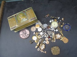 Vintage metal keepsake box with a variety of pins, tie clips, cuff links, assorted tokens and other collectibles