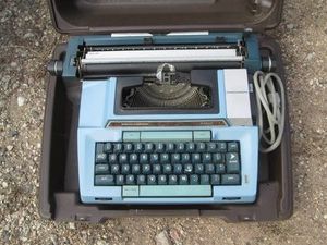 Vintage Smith Corona Coronamatic 2200 electric typewriter with locking case includes keys