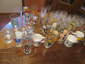 Vintage collectible glassware Porky Pig, Bugs Bunny, Peanuts, Smurfs, road runner and other themes