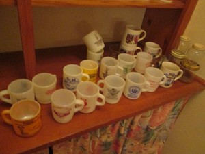 Collection of vintage fire king and other brand mugs, glassware and collectible jars