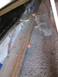 7ft Oak 4x4in posts, and assorted length wood planks and 2x4in lumber